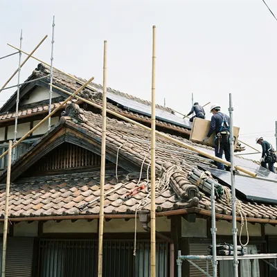 太陽光パネル設置のための足場を組んでいる様子