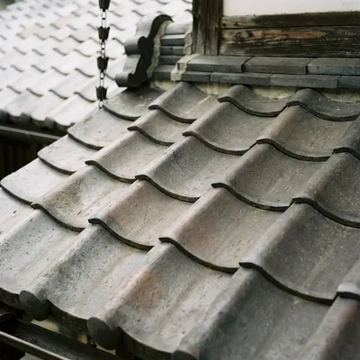 日本の住宅の瓦屋根の近影