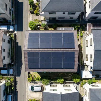ソーラーパネルが整然と並んだ住宅の屋根を上空から見た様子