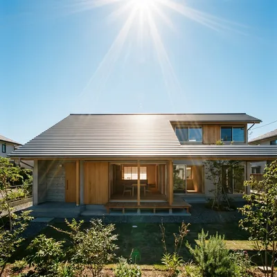 太陽光が南向きの屋根に当たっている住宅